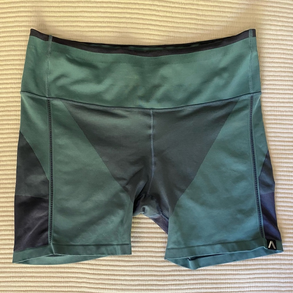 Athleta Bike Shorts 7” Inseam Plus Size 3X Blue Teal Athleisure Stretch Billie